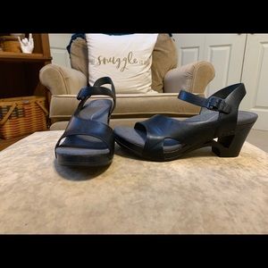 Dansko Leather Cut Out Sandal in black size 38